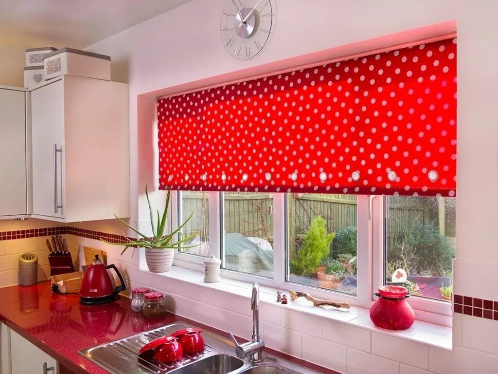Как правильно выбрать рулонные шторы на окно. Рулонные шторы на кухню. Ролл шторы на кухню. Рулонные шторы на окно кухни. Красивые жалюзи на кухню.
