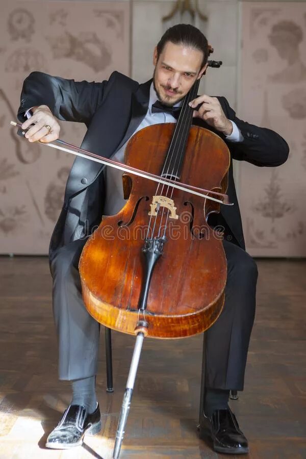 Виолончель с человеком. Александр готгельф виолончель. Юноша на виолончели. Семён лакшин виолончель. Даниил брон виолончелист.