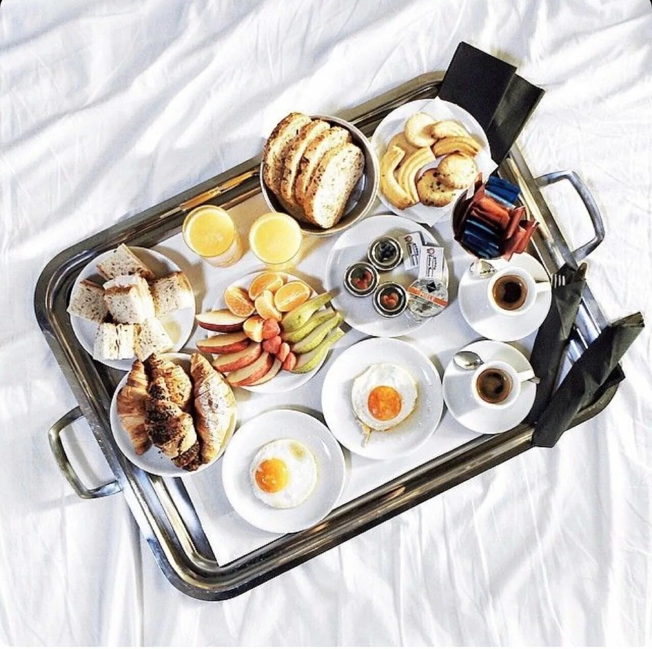 Обед в постель. Поднос с едой. Поднос завтрак. Романтический завтрак. Красивый завтрак.