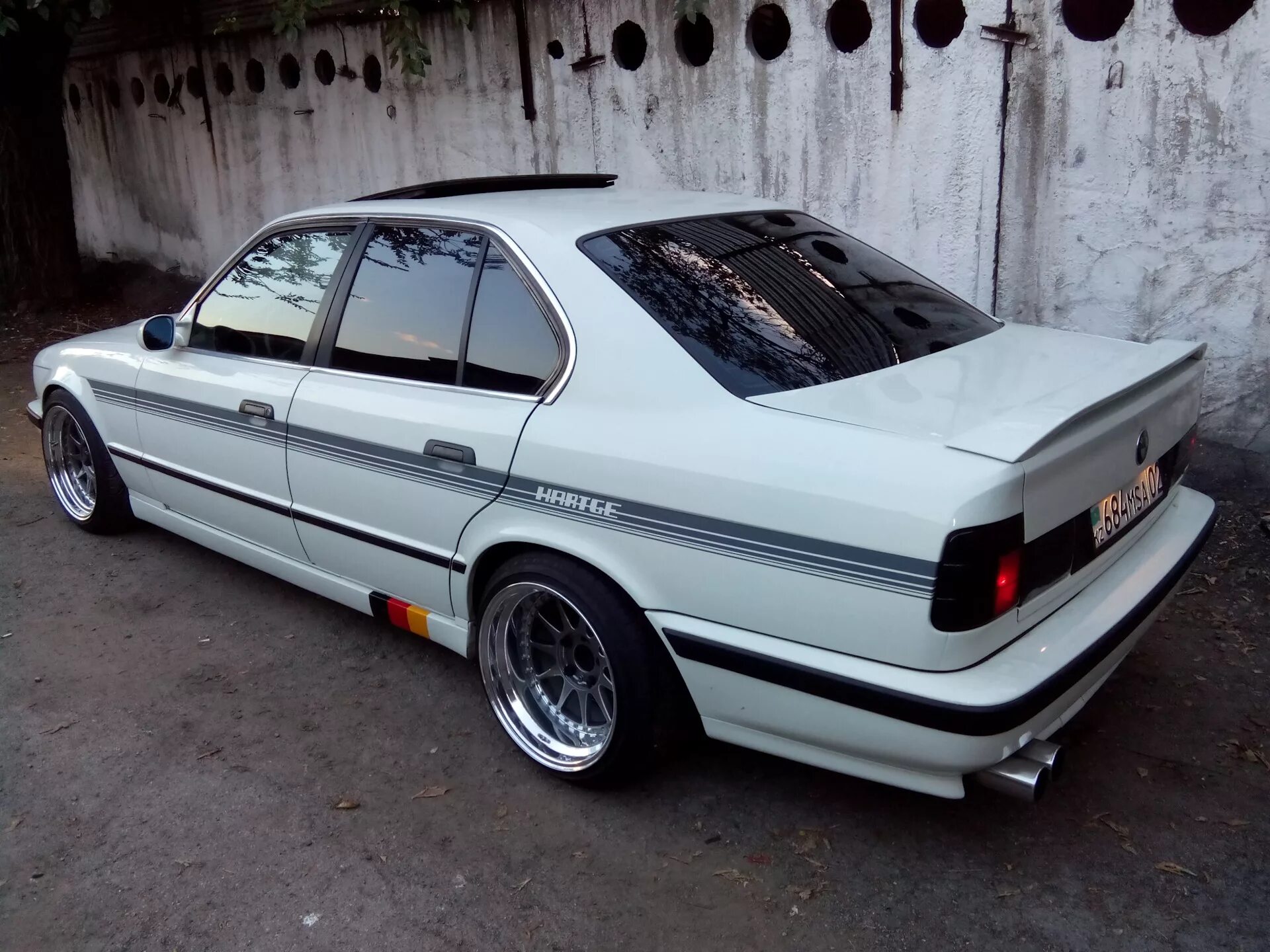 Е34 белая. BMW e34 белая. БМВ е34 белая. BMW e34 Hartge. BMW m5 e34 Hartge.