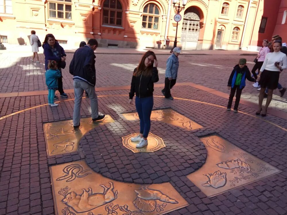 Нулевой километр на красной. Монумент нулевой километр Москва. Нулевой километр автодорог Российской Федерации. Памятник нулевой километр Москва.