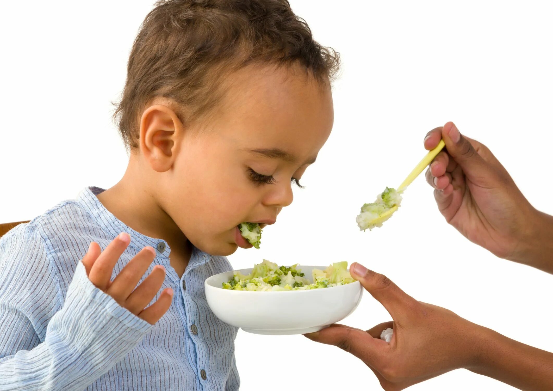 Быстро ест мелко жует сама. Ребенок выплевывает еду. Женщина разжевывает пищу для детей. Rumination Syndrome. Фото голодающего ребёнка.