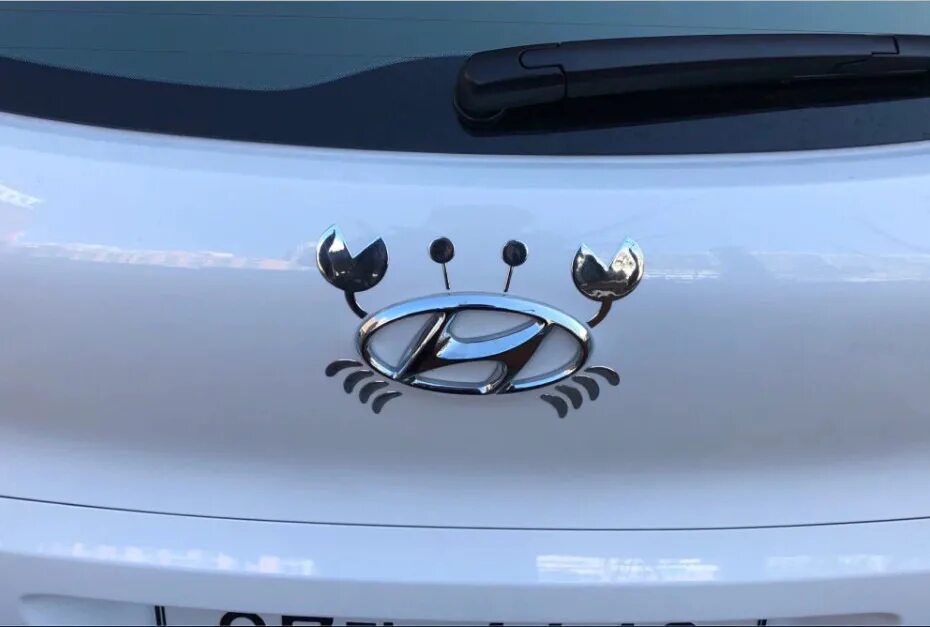 Авто краб. Наклейки на значки авто. Наклейка краб на авто. Машина с логотипом Крабик. Краб на значок авто.