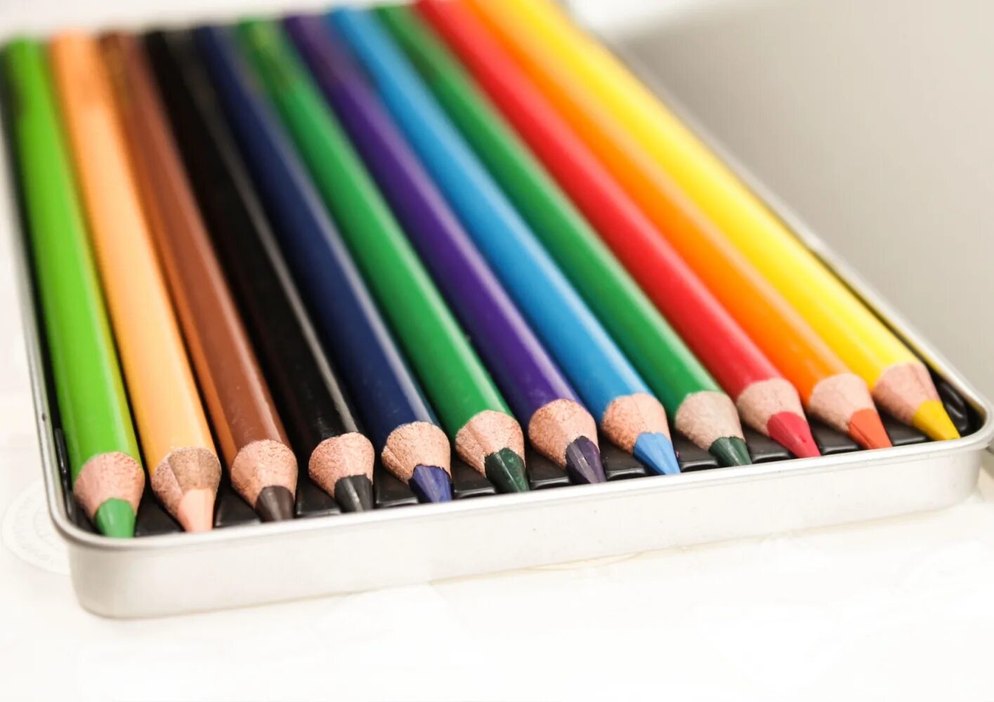 Покажи какие карандаши. Карандаши цветные. Качественные цветные карандаши. Цвета карандашей. Круглый карандаш.