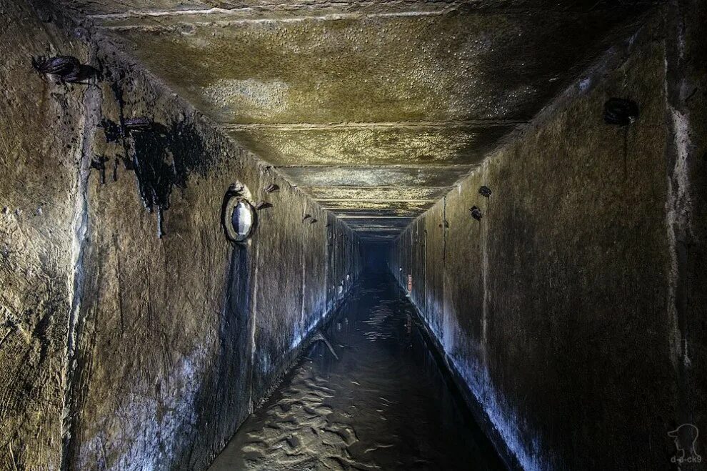 подземный ручей. подземные дороги рублевка. коллектор подземный. ручей грунтовый северо-эвенский район. подземный ручей.