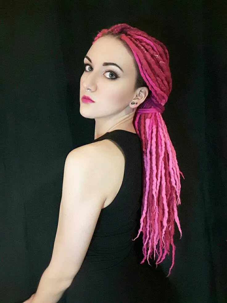 Зиверт дреды. Де дреды голубые. Цветные дреды у девушек. Долли де дреды прическа. Цветные дреды у девушек.