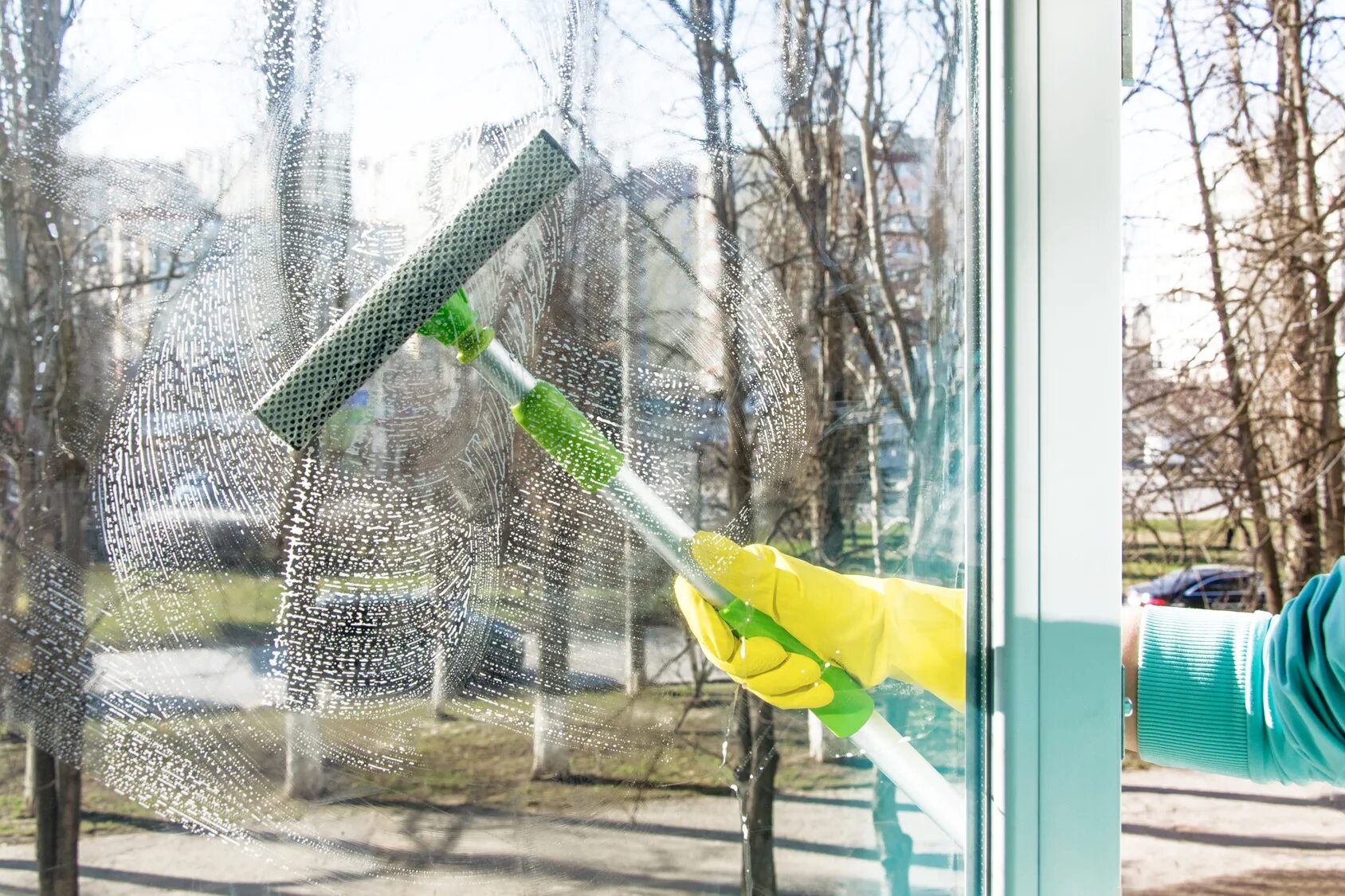 Мыла окно сонник. Уборка окон. Скребок для мытья окон на балконе. Автоматическая мойка окон на небоскребах. Окномойка в быту.
