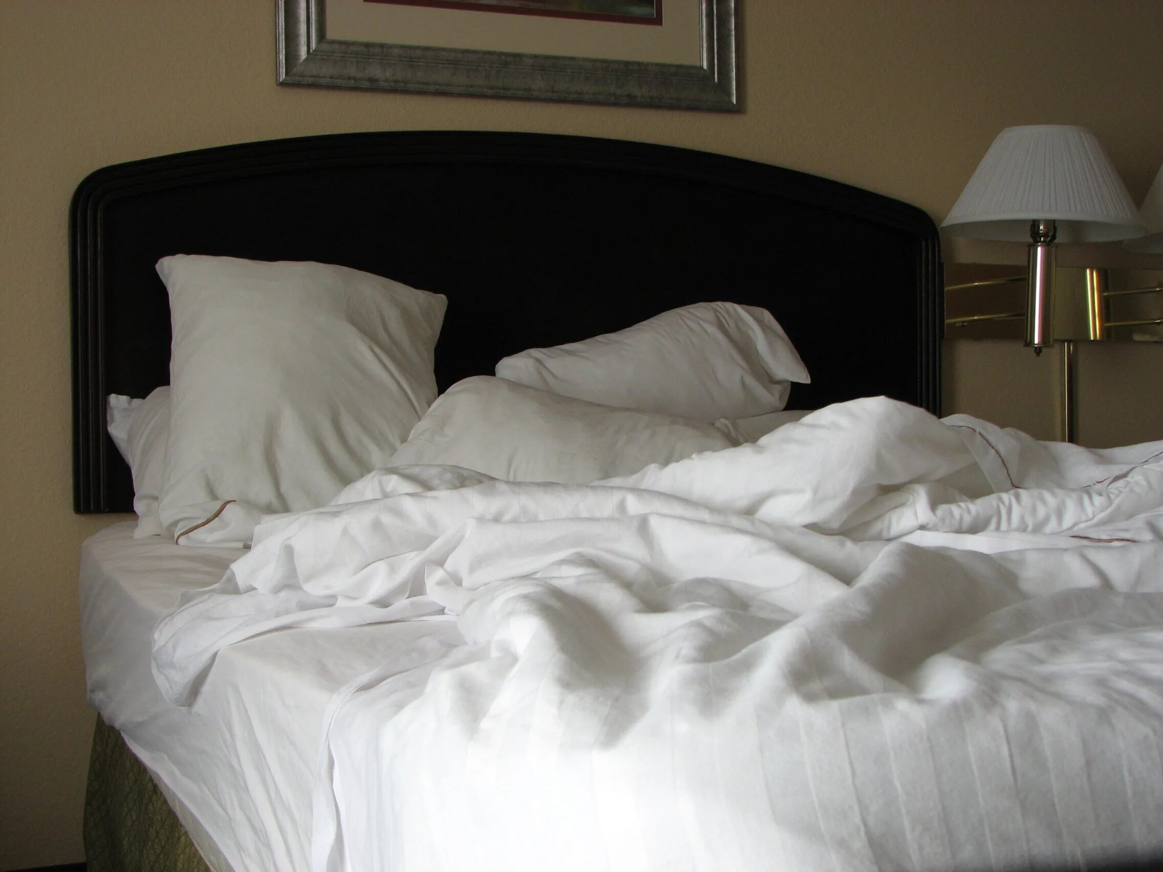 Незаправленная кровать. Неубранная кровать. Незаправленная кровать в отеле. Неубранная постель в отеле. Мачеха кровать отель сын
