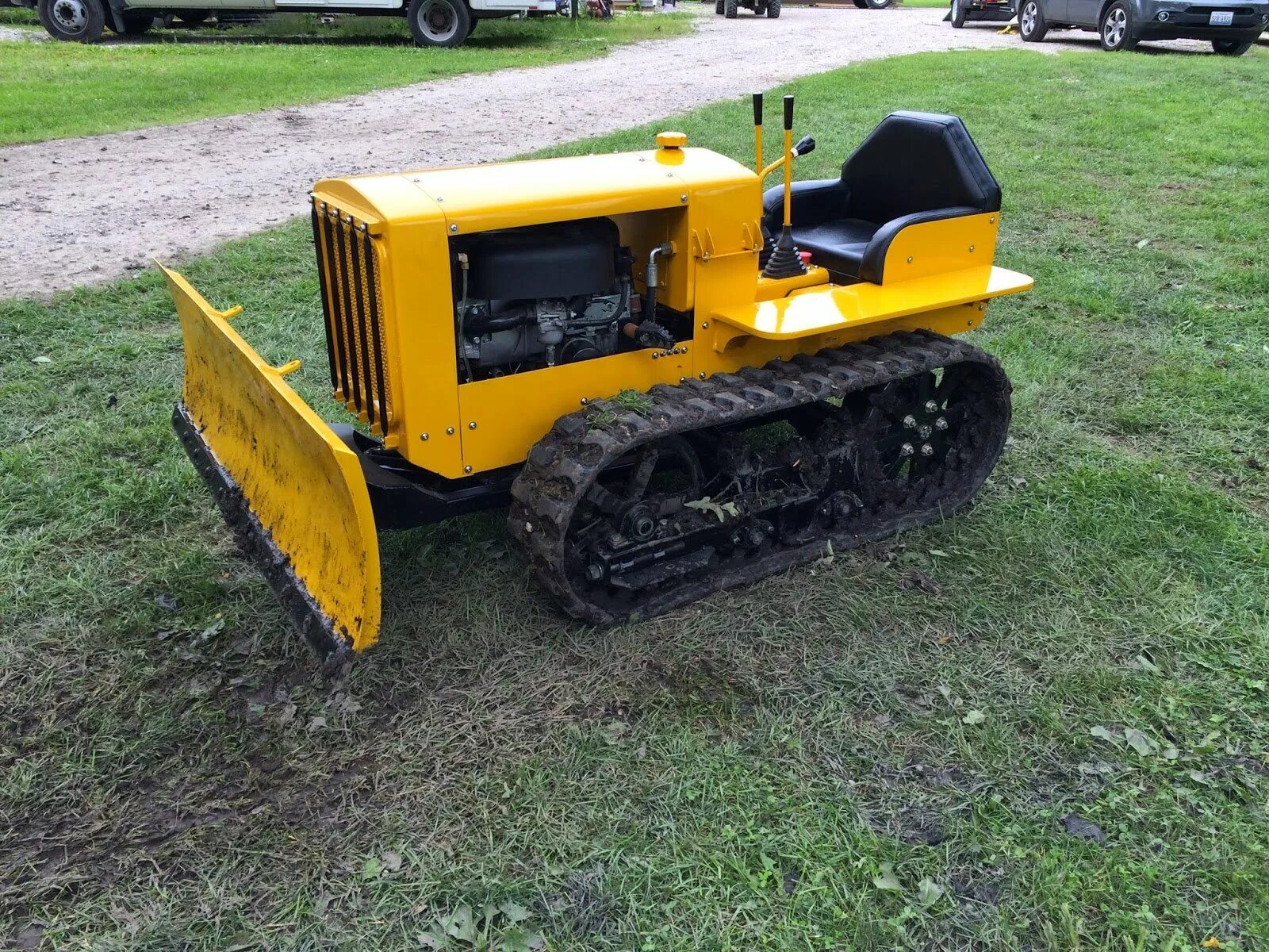 Мини бульдозер гусеничный. Мини бульдозер kubota 56. Мини бульдозер cat. Колесный мини бульдозер caterpillar. Мини бульдозер гусеничный.