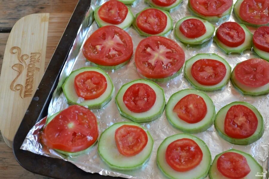 Кабачки сыром и чесноком помидорами рецепт. Помидор кружочками. Кабачки кружочками с помидорами. Помидоры с сыром кружочками. Кабачки с помидорами и сыром кружочками.