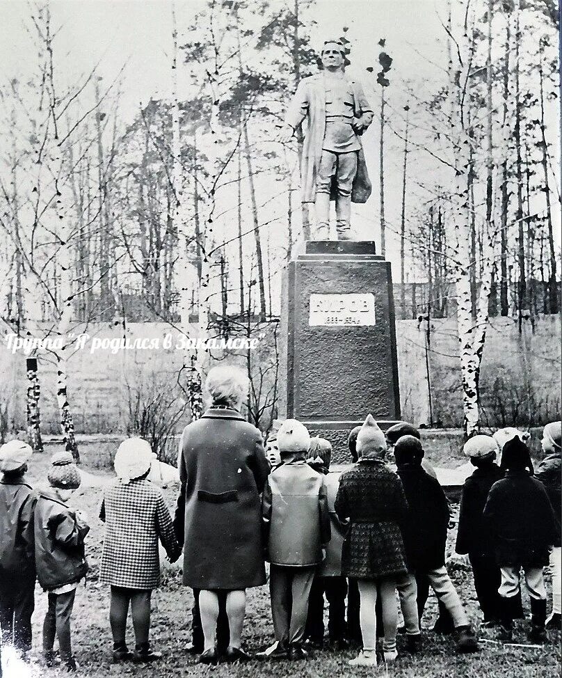 Киров закамск. Памятник Кирову Закамск Пермь. Памятник Кирову Закамск Пермь Гальперина. Памятник с м Кирову Пермь Закамск. Парк Закамск Пермь.