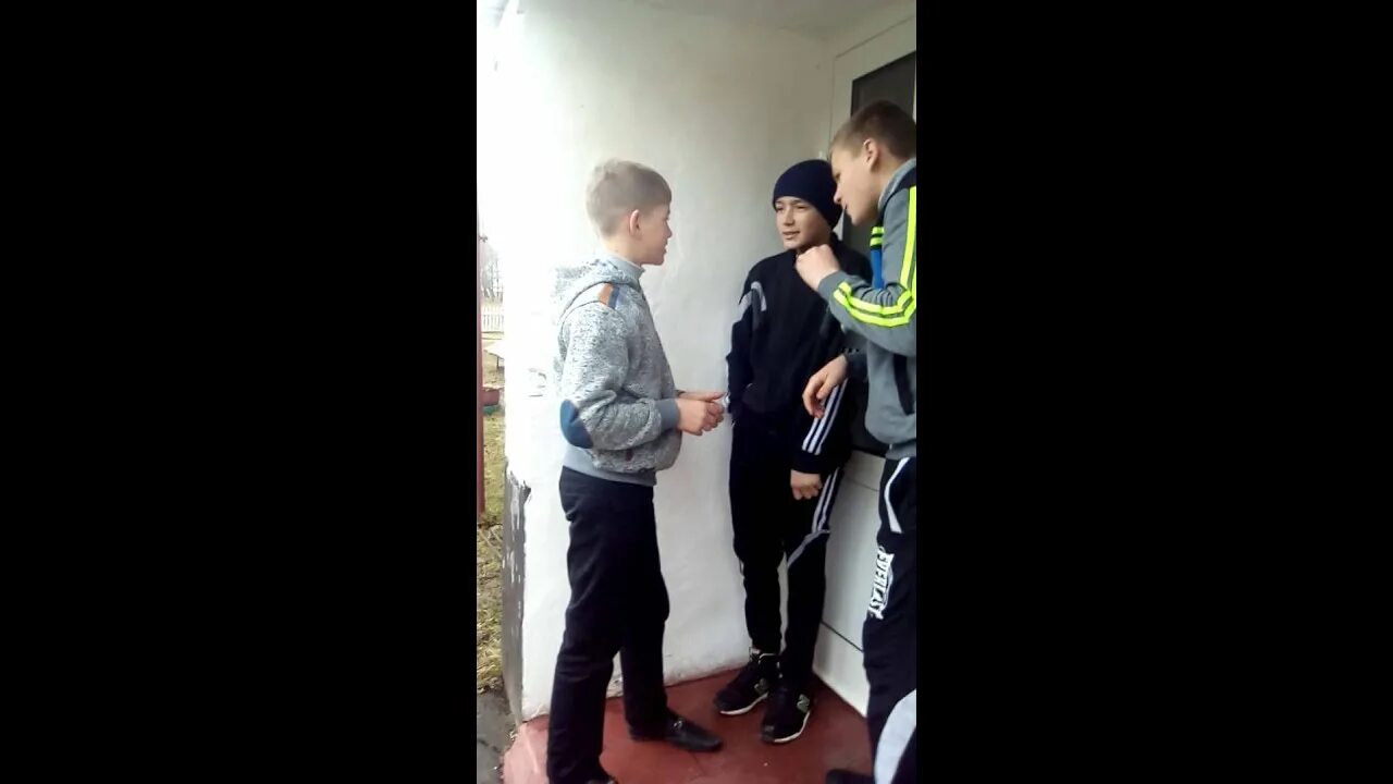 Показала мальчику. Мальчик и девочка маленькие. Пацаны школьники -реальные. Показала мальчику. Пацан показал.
