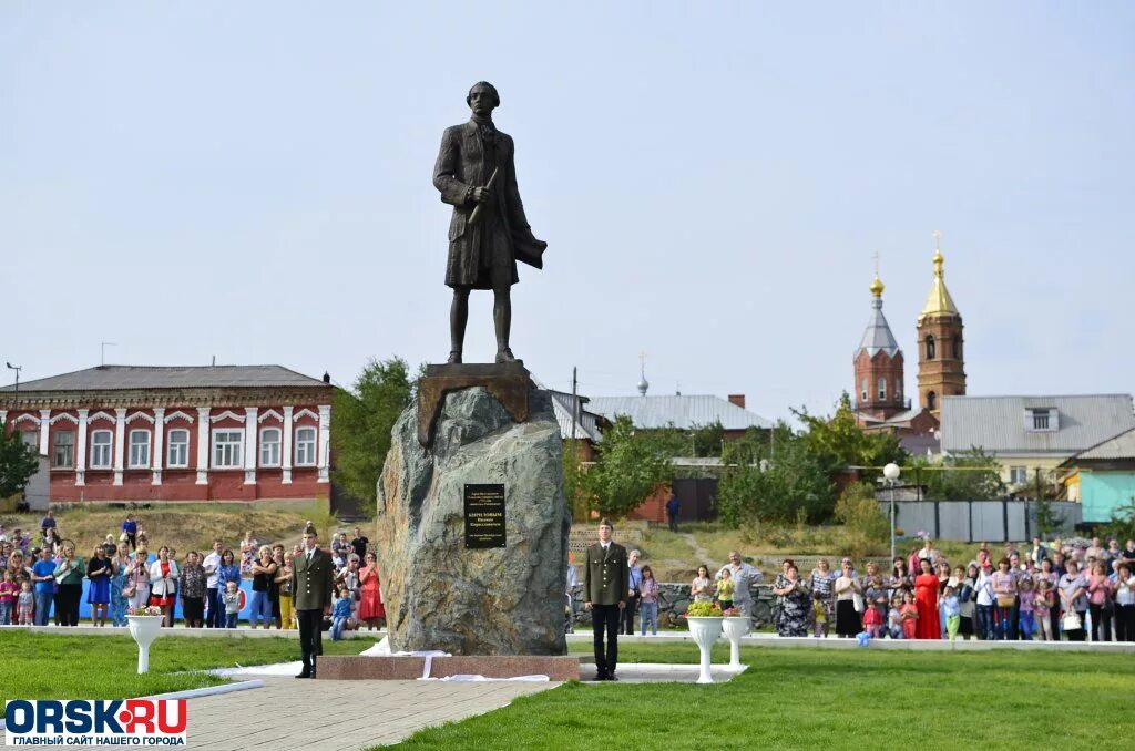 Численность населения города орска оренбургской области. Город Орск памятник Кириллову. Площадь Кириллова Орск. Город Орск достопримечательности города. Памятник основателю города Орска Ивану Кириллову.