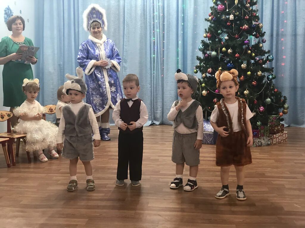 Новогодний праздник 2. Новогодний праздник в младшей группе. детский новогодний праздник. школьные группы новый год. новый год в младшей группе.