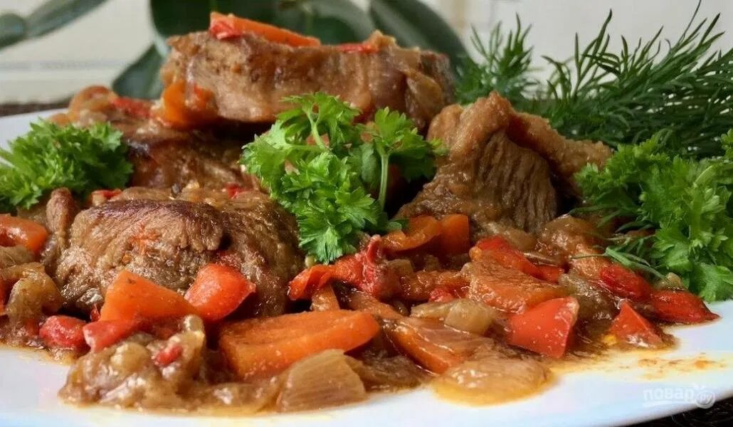 Свинина с овощами вкусно. Гуляш в казане. Мясо с овощами. Мясо тушеное с овощами. Томленая говядина с овощами.