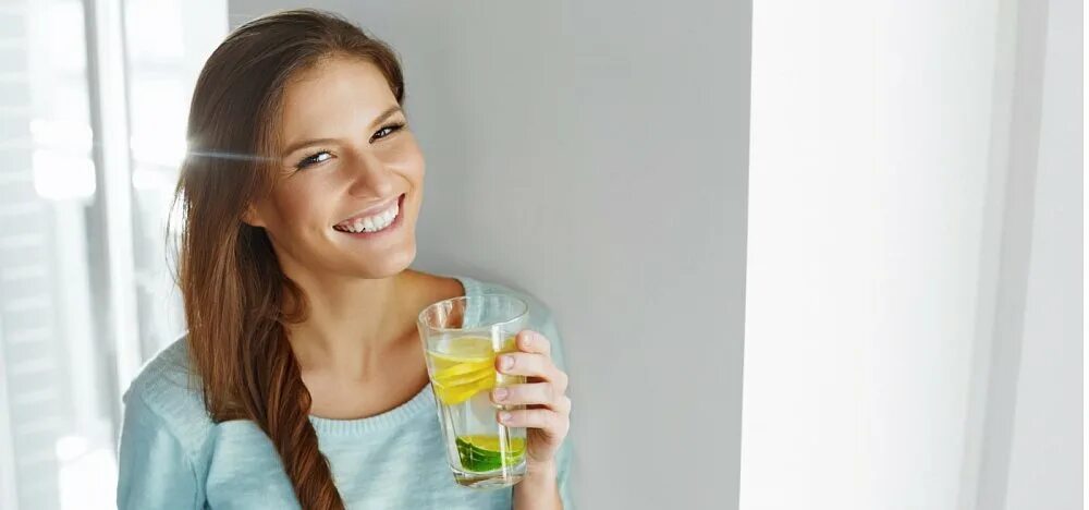 Чем полезно пить воду утром. Девушки и стакан. женщина пьет воду. девушка пьет воду с лимоном.