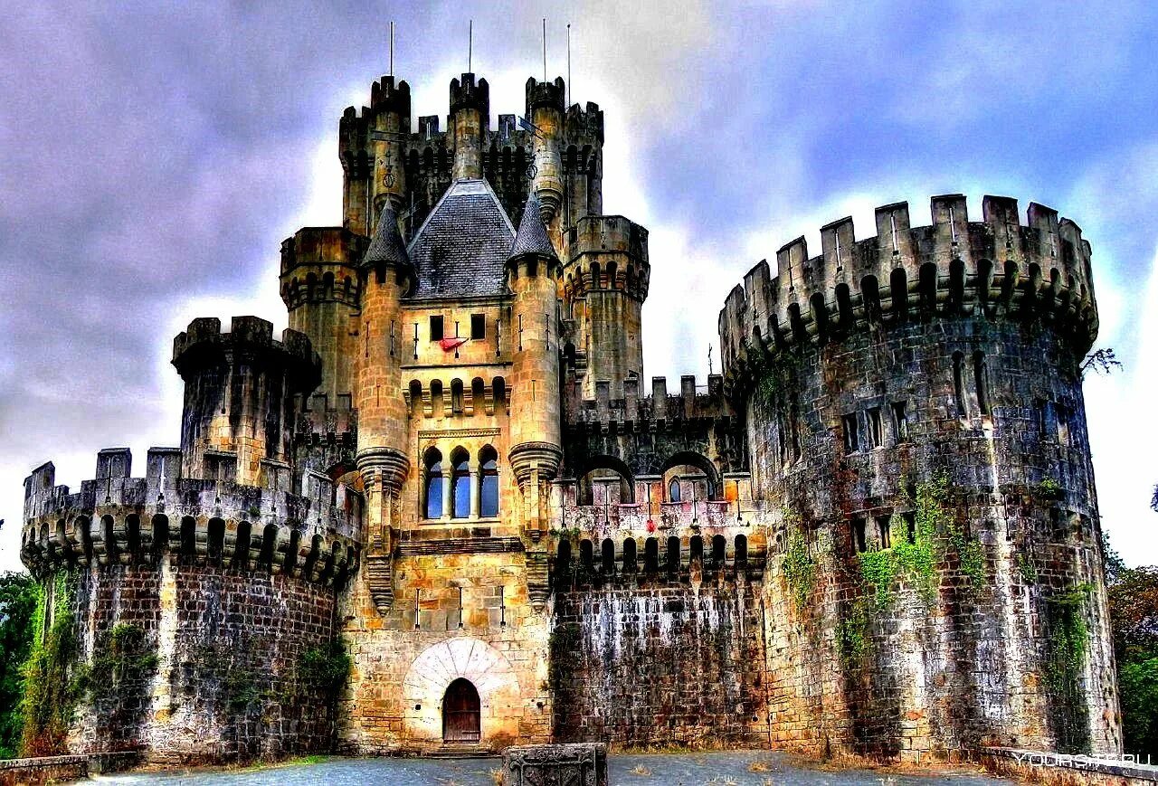 Известный средневековый замок. Бутрон Испания. Замок Сальват Испания. Замок Бутрон Испания внутри.