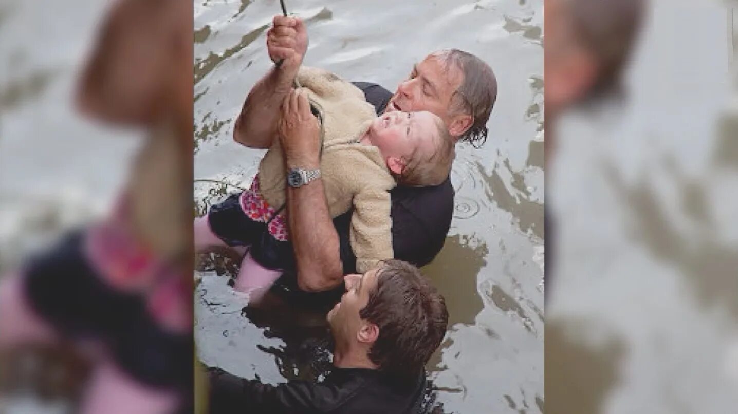 Добрые поступки людей. Спасение людей простыми людьми. Добрый поступок из жизни. Спасение людей простыми людьми. Человек спасает человека из воды.