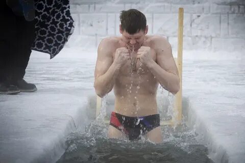 Мужики купаются