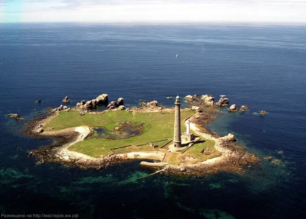 Самый старый маяк на островах. Толбухин маяк в финском заливе. Остров маячный маяк. George usa. Самый старый маяк на островах.