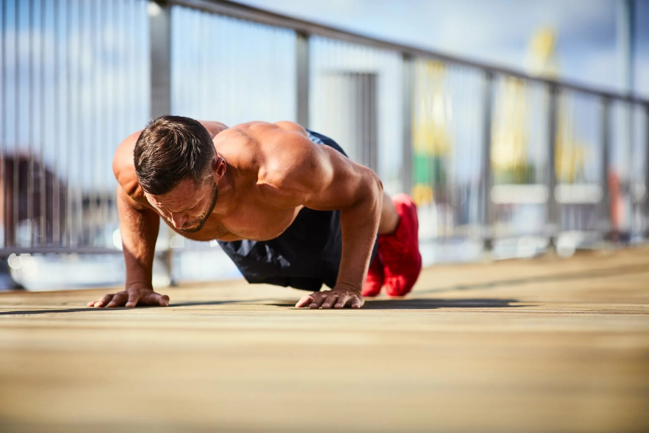 Как отжиматься правильно мужчинам. Отжимания (Push-ups):. Спорт отжимания. Обычные отжимания. Человек отжимается.