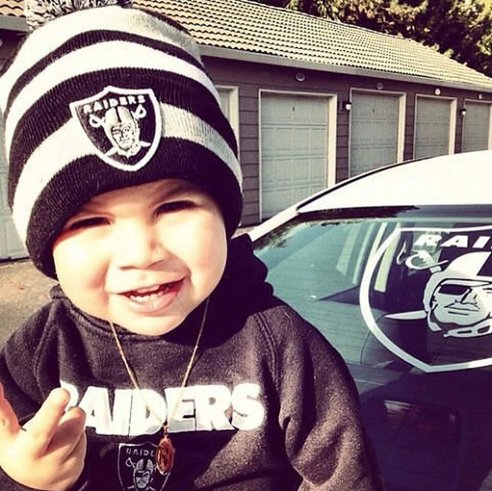 Маленький мальчик в адидасе. Смешной мальчик. Крутые детки. Четкие малыши. Четкие малыши.