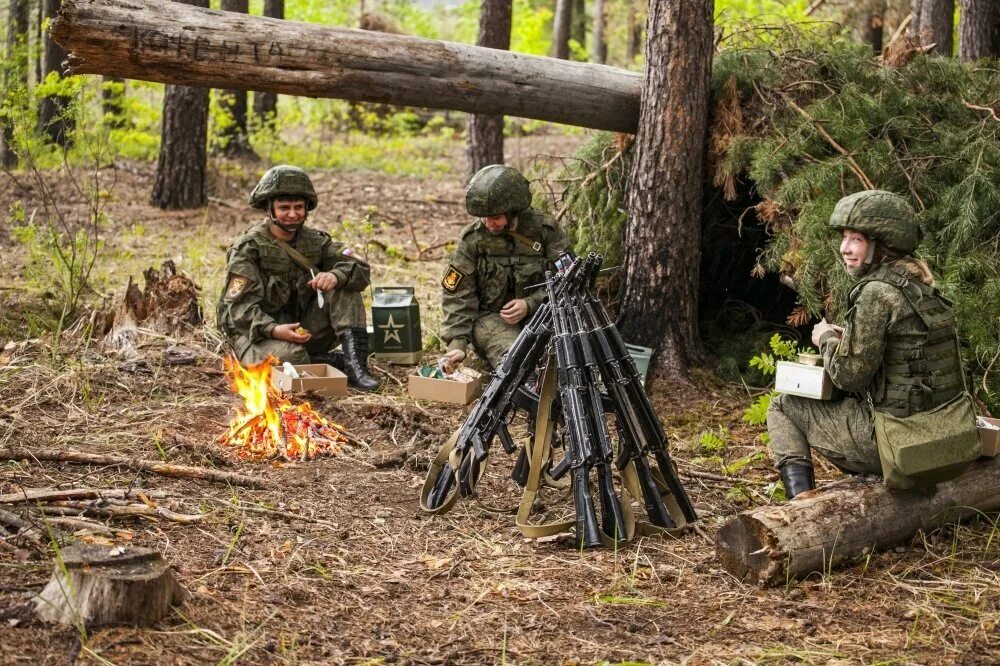 Нашиев. Военные в полевых условиях. Военные в лесу. Леса с военными. Военный привал в лесу.