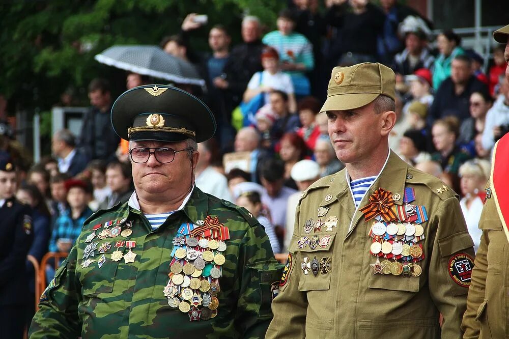 Медали военные. Награды на форме военных. Офицеры с наградами. Военная форма с орденами.