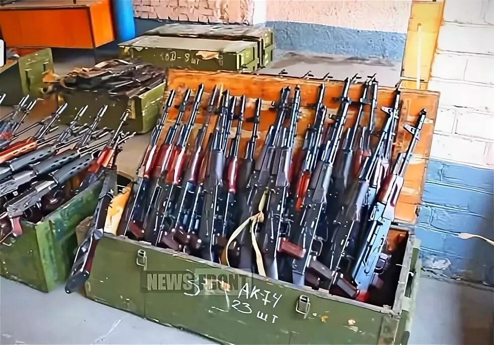 Ящик с оружием. Куча автоматов. Ящик ак-74 заводской. Склад ак 47. Ящик с оружием.