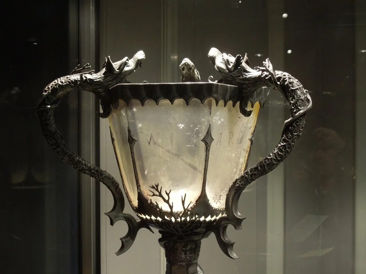 Кубок огня фото кубка. Кубок огня. Гарри поттер и кубок огня кубок. Кубок огня фото кубка. Кубок огня фото кубка.