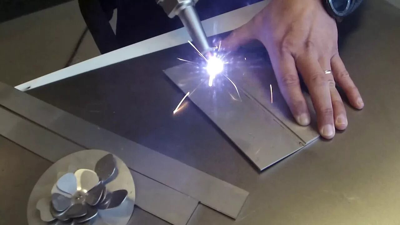 Аппарат лазерной сварки металлов realweld. Точечная лазерная сварка. Лазерная сварка твердотельным лазером. Квант 15 лазерная сварка. Ручной лазерный сварочный аппарат WATTSAN Laser-Weld-1000.