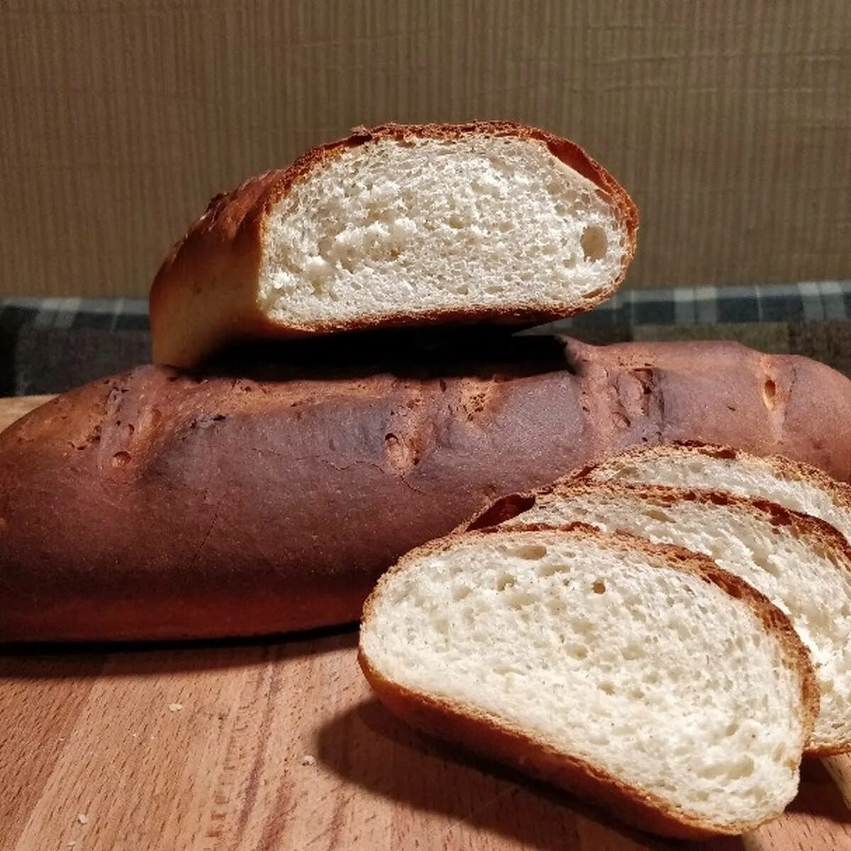 гренки с яйцом. булка хлеба. французский хлеб. хлеб белый нарезной. батон.