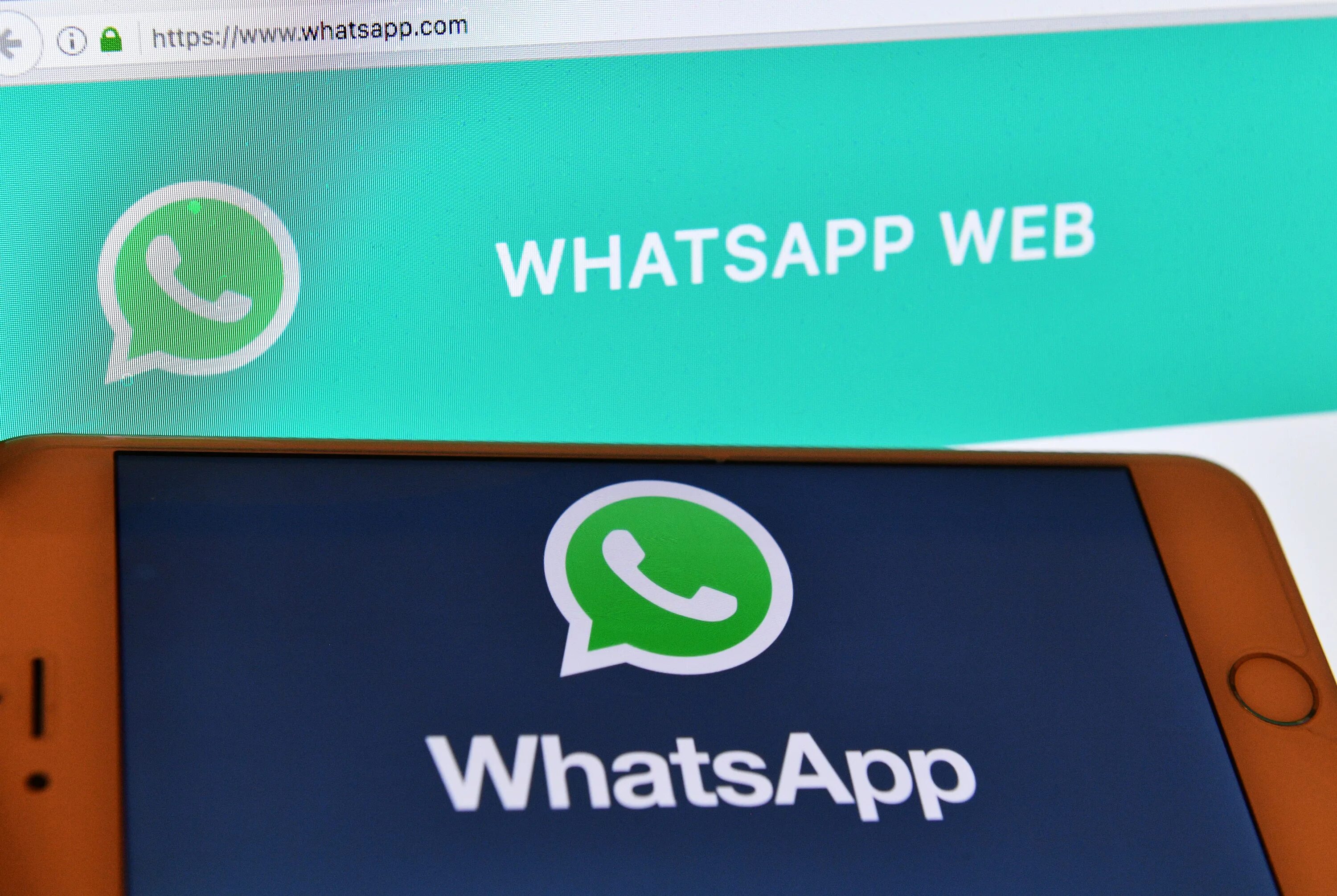 Whatsapp начать работать. Значки мессенджеров. смартфон с мессенджерами. ватсап иконки во весь экран. стало известно о новой функции whatsapp.