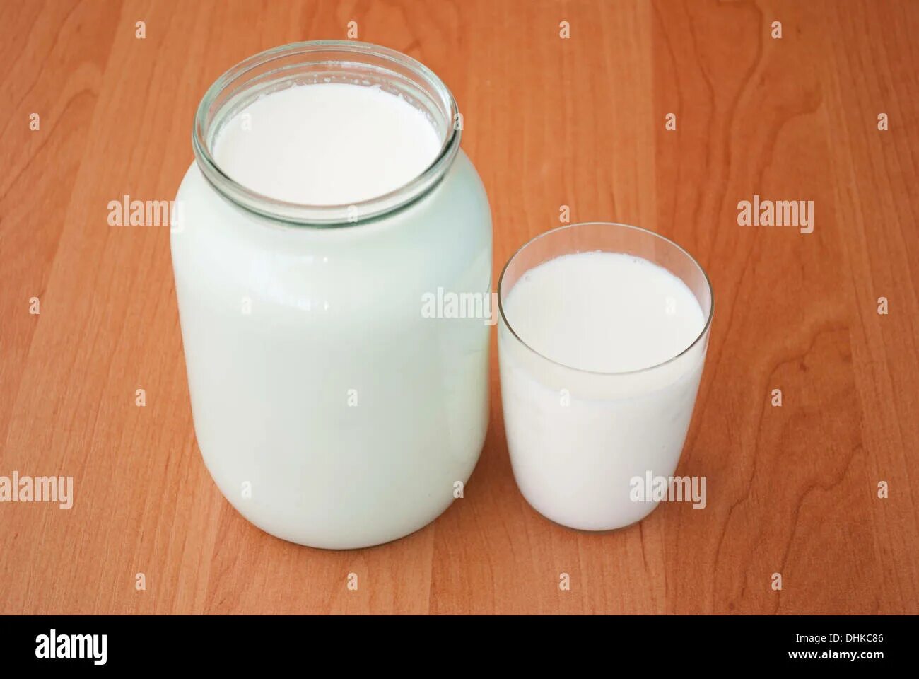 3л банка молока. Банка с молоком. Трехлитровые банки с молоком. Молоко домашнее. Молоко 3 литра банка.