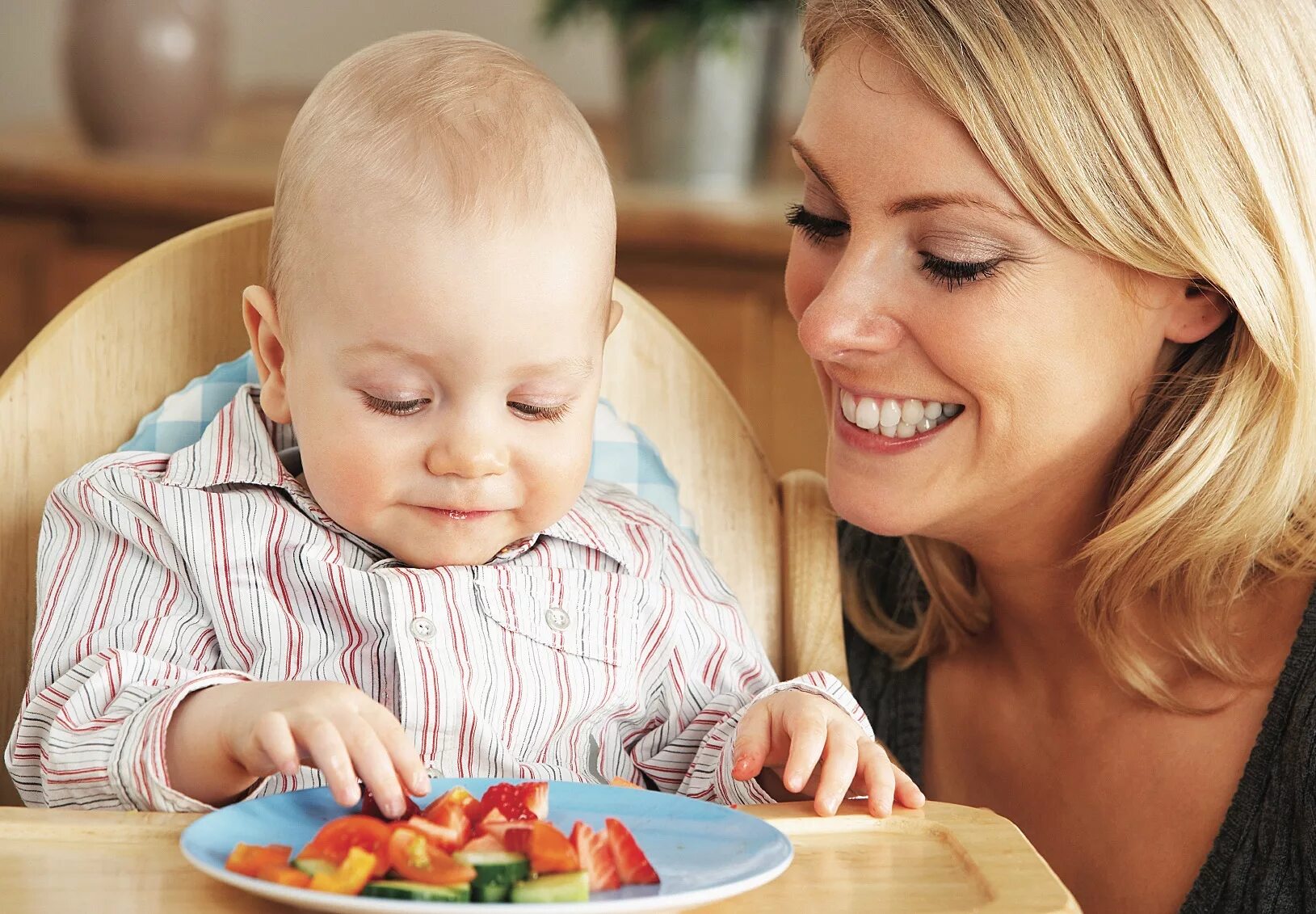 мама съела малыша. малыш ест. еда для детей. женщина которая ела детей. мама съела малыша.