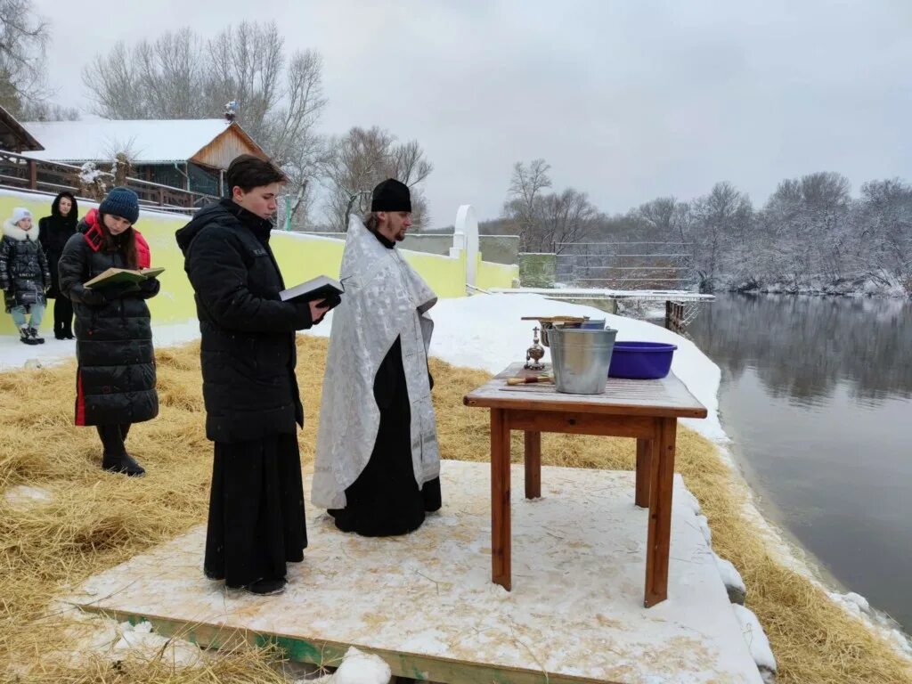 Освятить воду в домашних. Свято Митрофановский храм Лисичанск. Чин освящения воды. Освящение воды в селе Таштып на реке. Иордан день Великого водоосвящения.