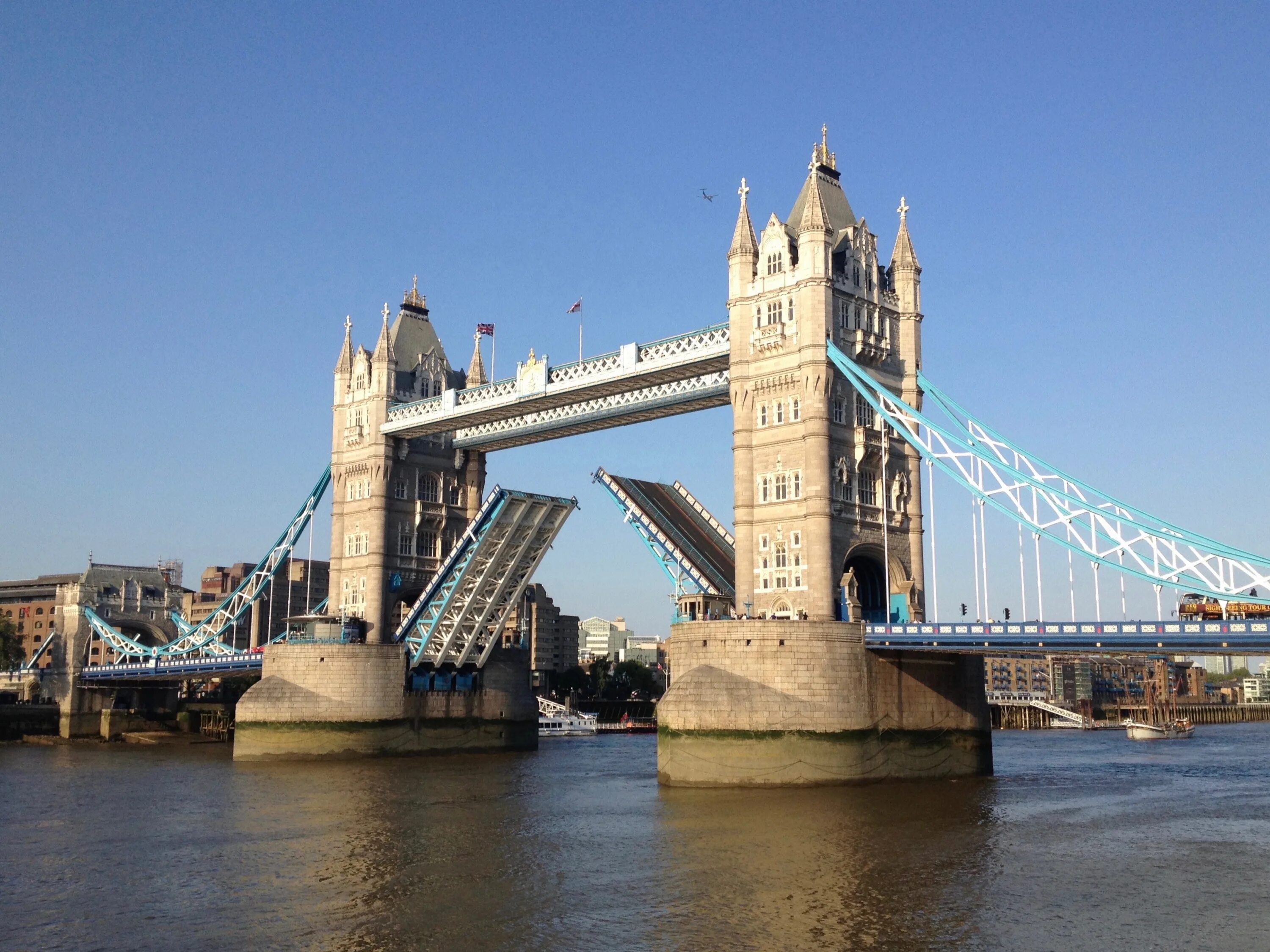 Включи london bridge. Мост Темза Тауэр. Тауэрский мост разводной. Тауэрский мост достопримечательности Лондона. ТАВЕР Бридге.