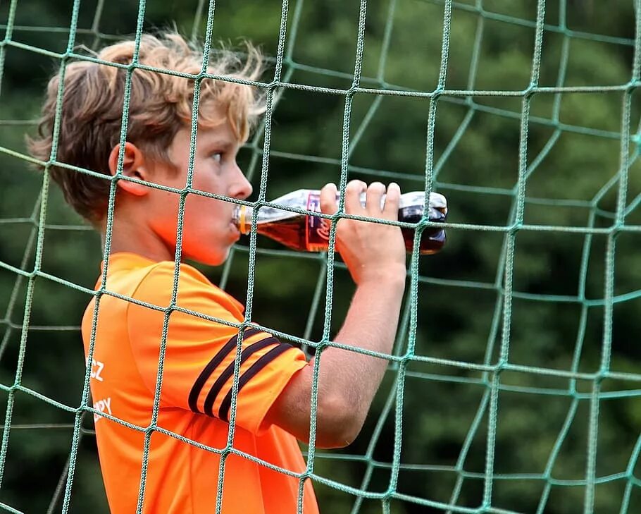 Футбол на 1 дома. Футбол и мальчики ворота. Мальчик возле футбольных ворот. Мальчик на заборе. Фото возле футбольных ворот.