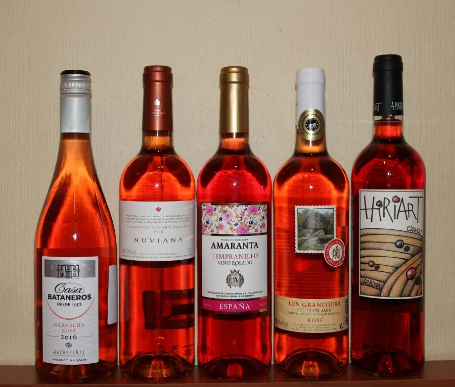 вино розовое полусладкое в красном и белом. 75 l. розовое вино. розовое вино федук и элджей. розе вино.