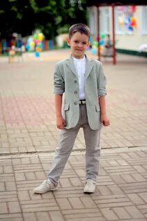 Мальчик на выпускном в саду