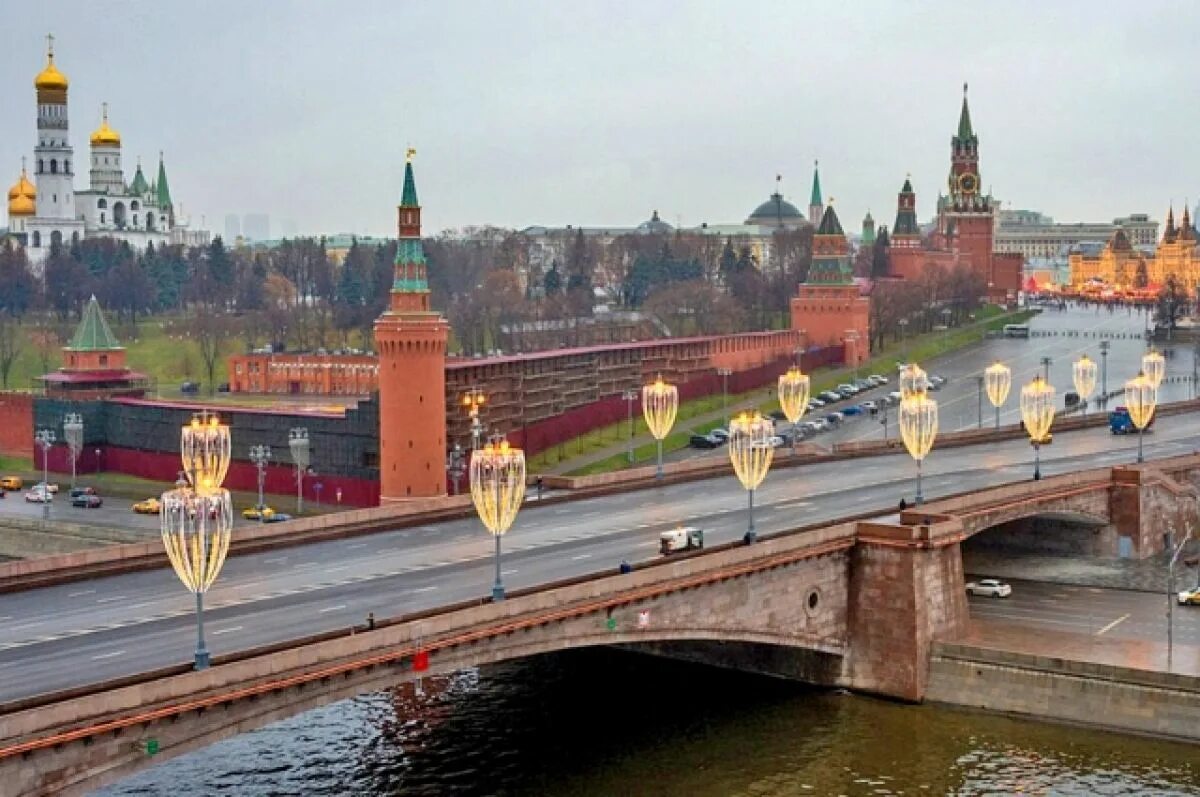 Большой каменный мост в москве щуко. Кремлевская набережная большой каменный мост. Мост в кремле москва. Кремлевская набережная большой каменный мост. Большой москворецкий мост в москве набережная.