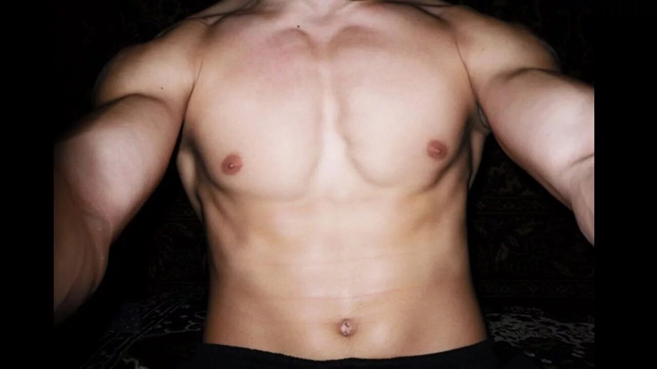 Накаченная грудь. Накаченные грудные мышцы. Накаченная мужская грудная клетка. Накаченные мышцы груди у мужчин.