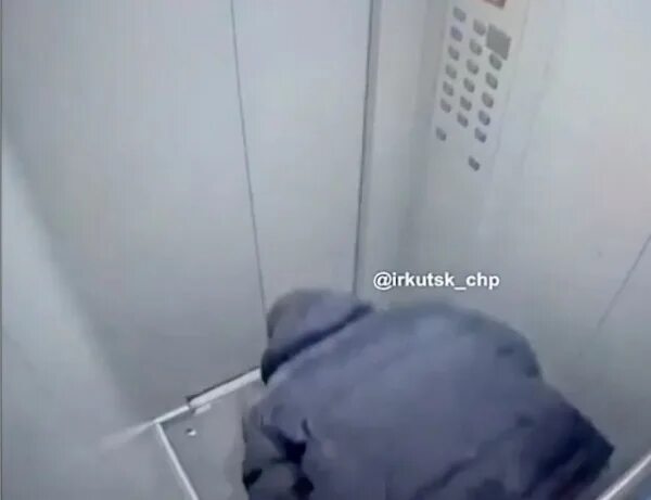 Девушка справила нужду в подъезде. Справила нужду в подъезде видеонаблюдение. видеонаблюдение в лифте. отсоединить видеокамеру в подъезде.