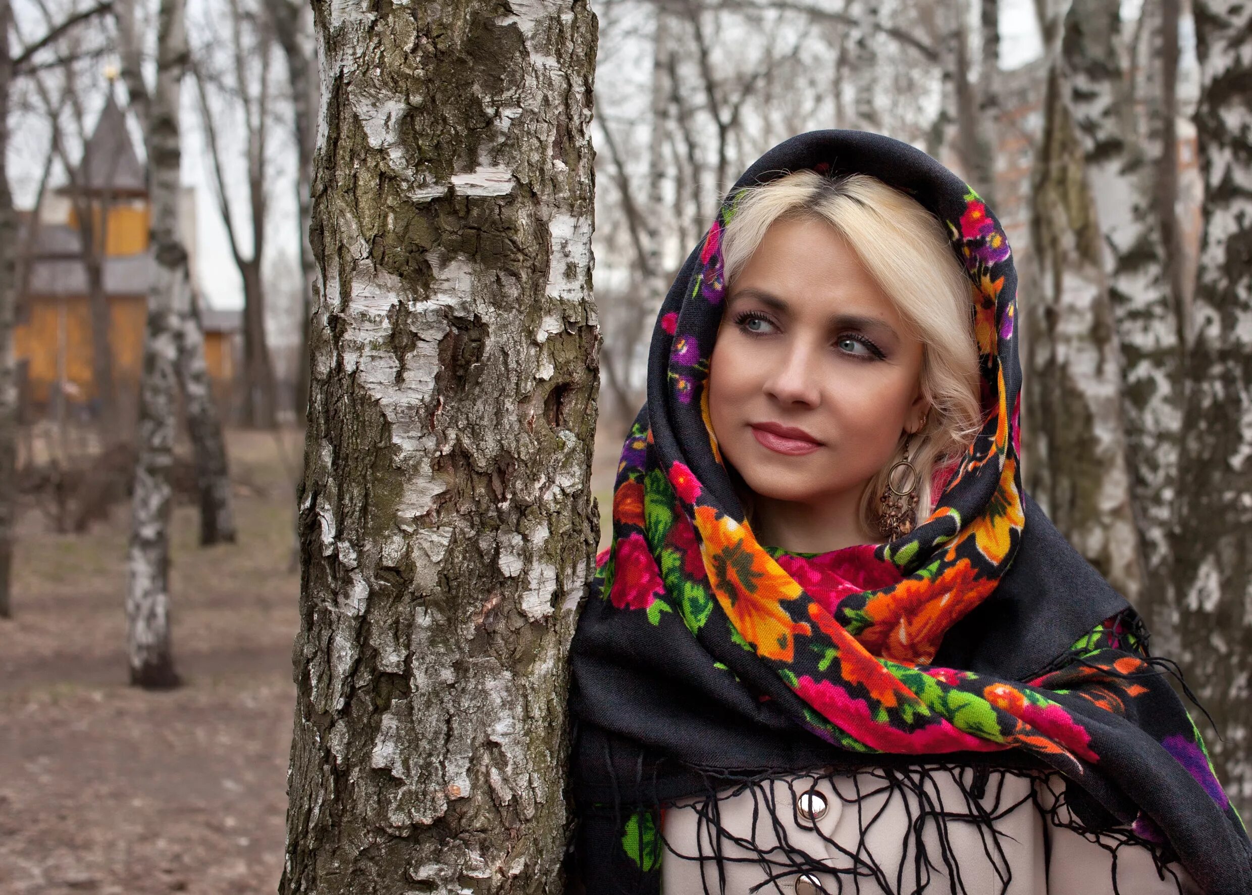 Русская девушка в платке. Зачем девушке платок. Павлопосадский платок славянка. Павлопосадский платок славянка. Девушка в платке.