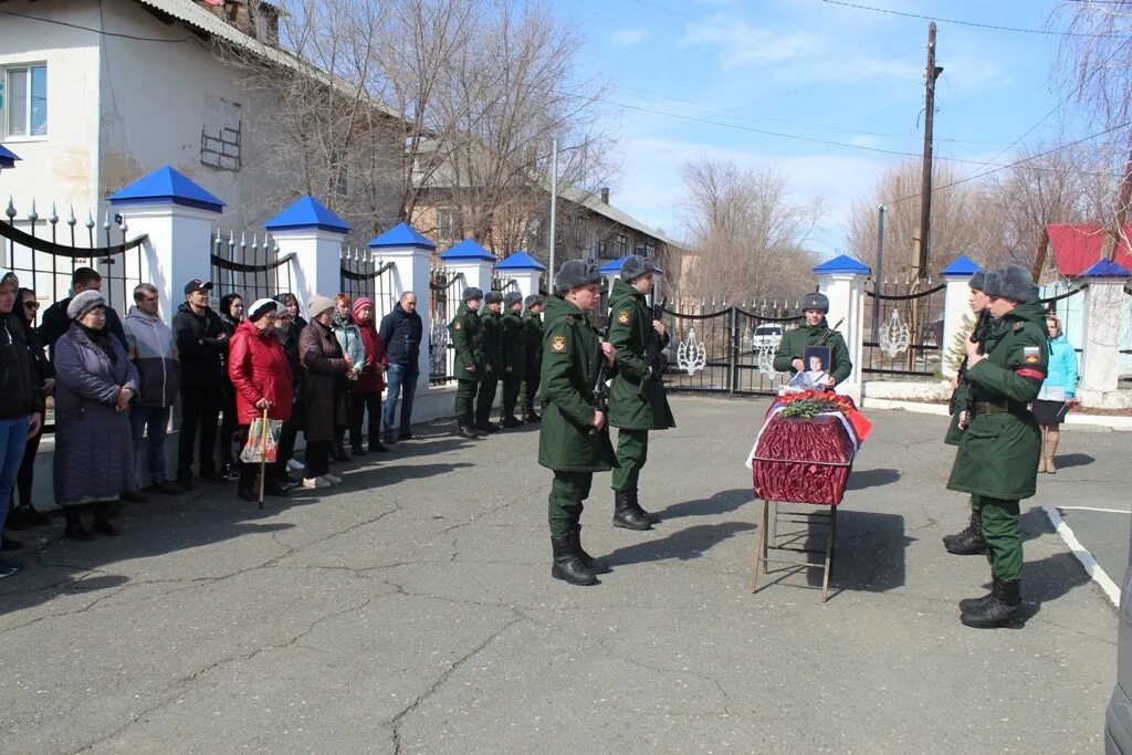 Погода александре на сегодня. Митинг. Митинг фото. Похороны с почестями для военных.