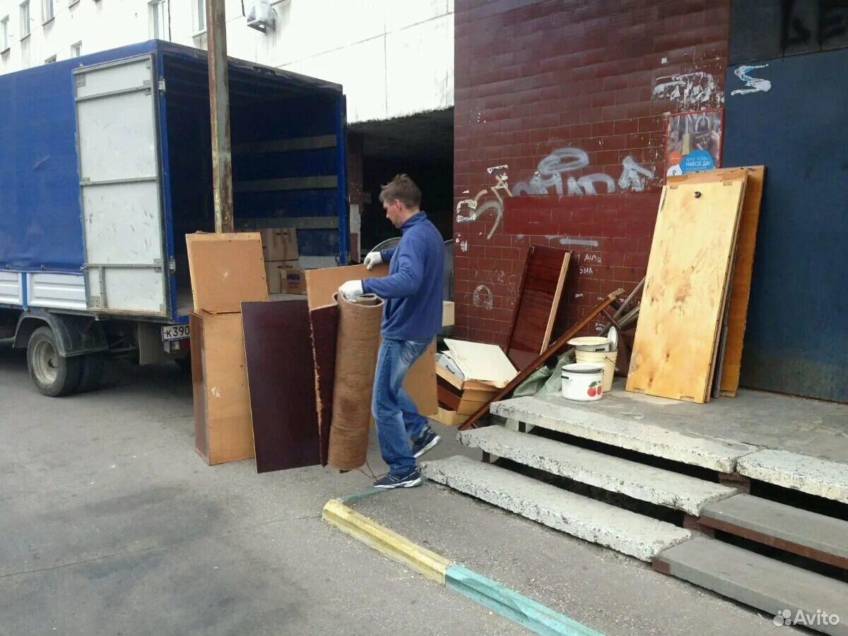 Демонтаж вывоз старой мебели. Вывоз старой мебели хлама. грузчики старая мебель.