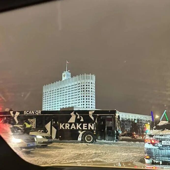 Реклама кракена в москве автобус. Kraken реклама Москва. Кракен автобус в центре Москвы. Автобус Kraken на Арбате.