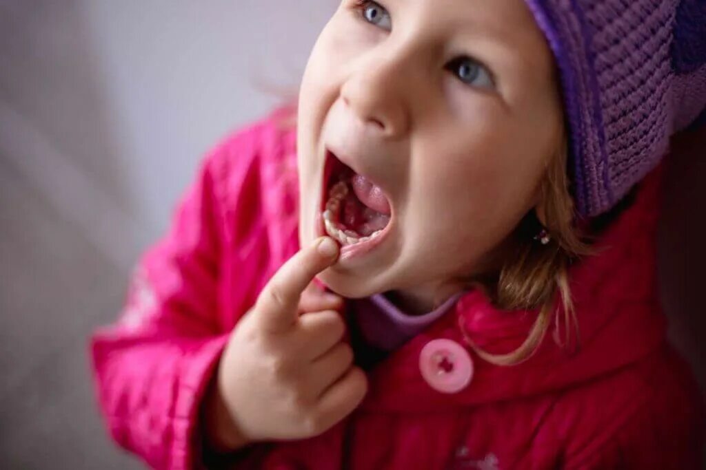 девочки с открытыми ртами. дети с открытым ртом. мама с дочкой открывают рты. девочка с открытым ртом. мама и дочь с открытым ртом.