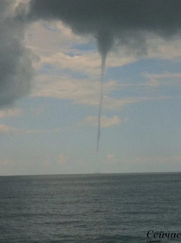 2021 торнадо керчь. смерч в крыму 2020. крымский смерч. торнадо в ялте. смерч крым устричная ферма.