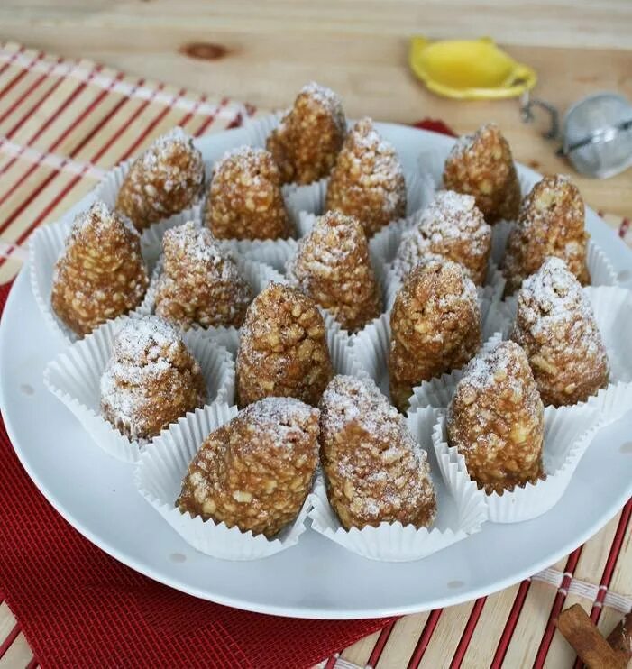 Пирожное шишки. Пирожное новогоднее шишечки. Новогодняя выпечка шишки. Новогодний десерт еловые шишки. Шишки без выпечки.